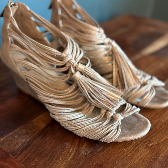 Dolce Vita Gold Wedge 8 - Picture 1 of 6